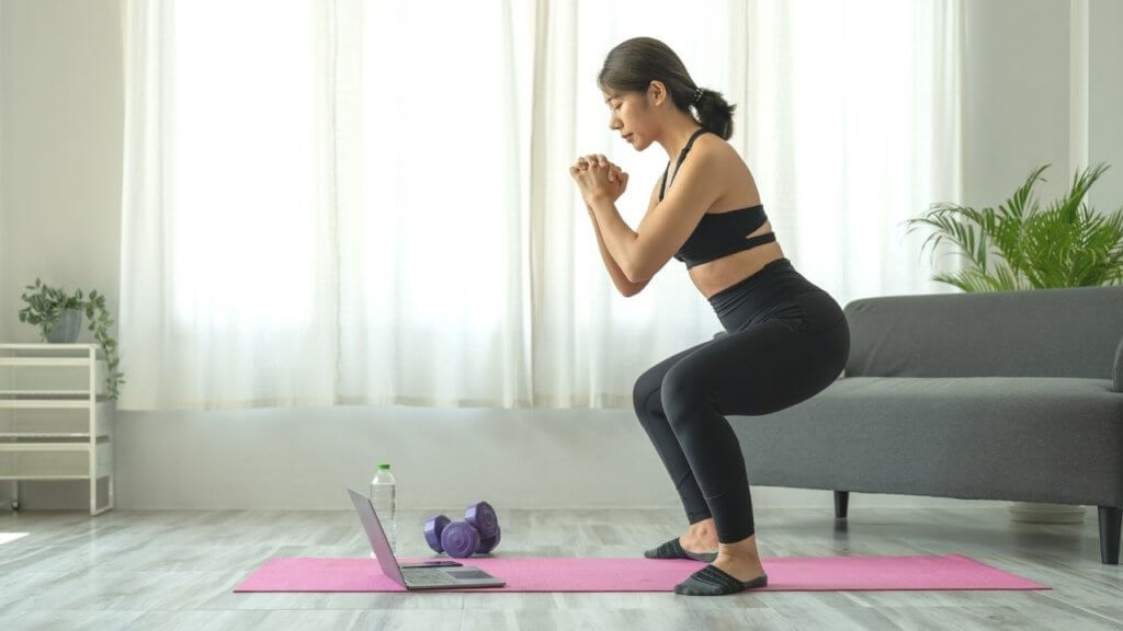 オンラインジムを利用する女性